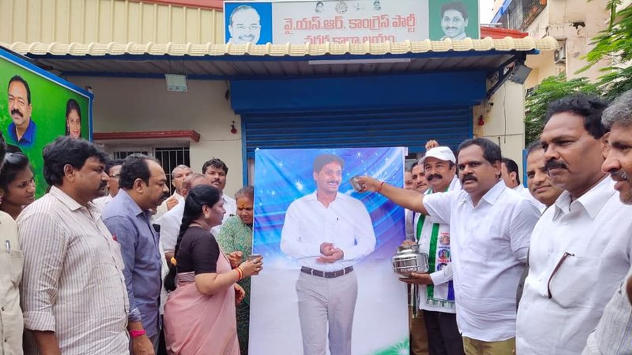 అగ్రిగోల్డ్ బాధితులకు అండ... జగన్ ఫ్లెక్సీకి క్షీరాభిషేకం అగ్రిగోల్డ్ బాధితులకు అండ... జగన్ ఫ్లెక్సీకి క్షీరాభిషేకం