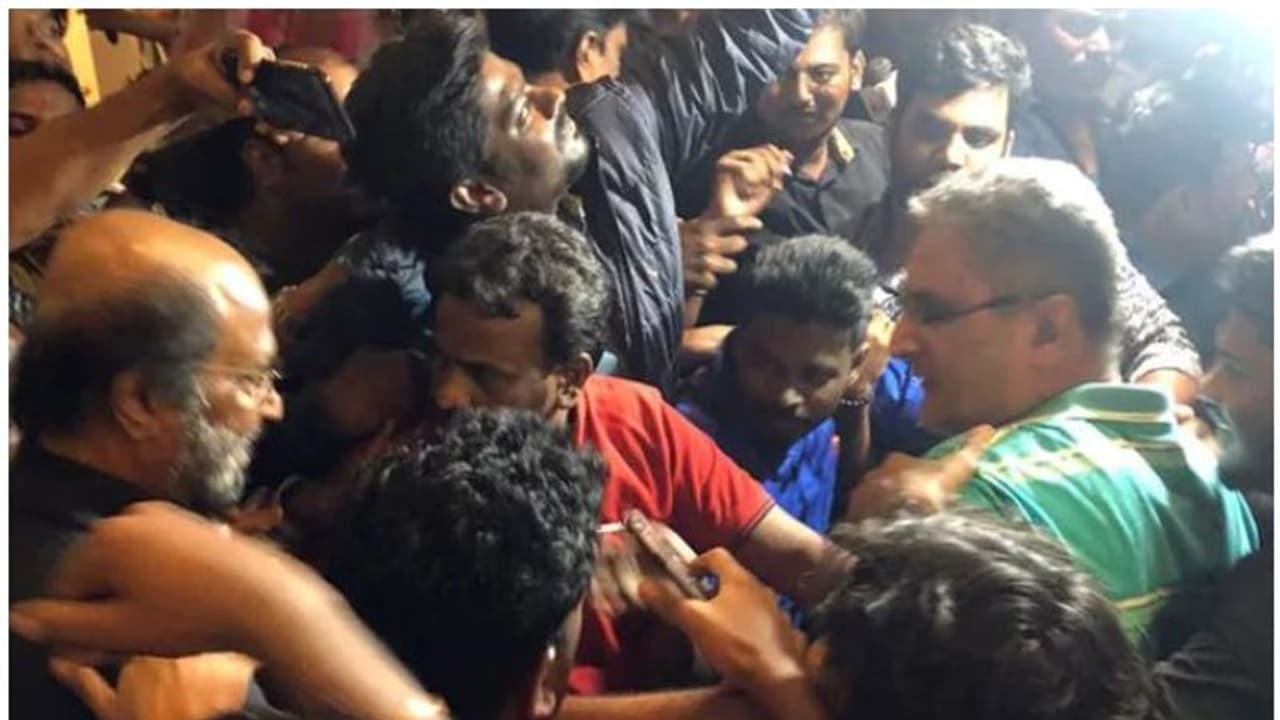 ഹിമാലയ തീര്ഥാടനം കഴിഞ്ഞ് രജനികാന്ത് തിരിച്ചെത്തി, ആരാധകരുടെ ഊഷ്മള സ്വീകരണത്തിന്റെ വീഡിയോ ഹിമാലയ തീര്ഥാടനം കഴിഞ്ഞ് രജനികാന്ത് തിരിച്ചെത്തി, ആരാധകരുടെ ഊഷ്മള സ്വീകരണത്തിന്റെ വീഡിയോ