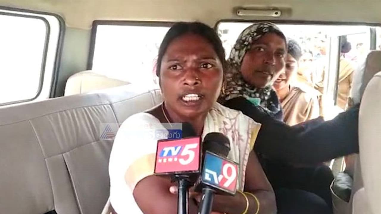 RTC Strike:మహిళా కండక్టర్లపై పోలీసుల జులుం...ఒకరికి గాయాలు RTC Strike:మహిళా కండక్టర్లపై పోలీసుల జులుం...ఒకరికి గాయాలు