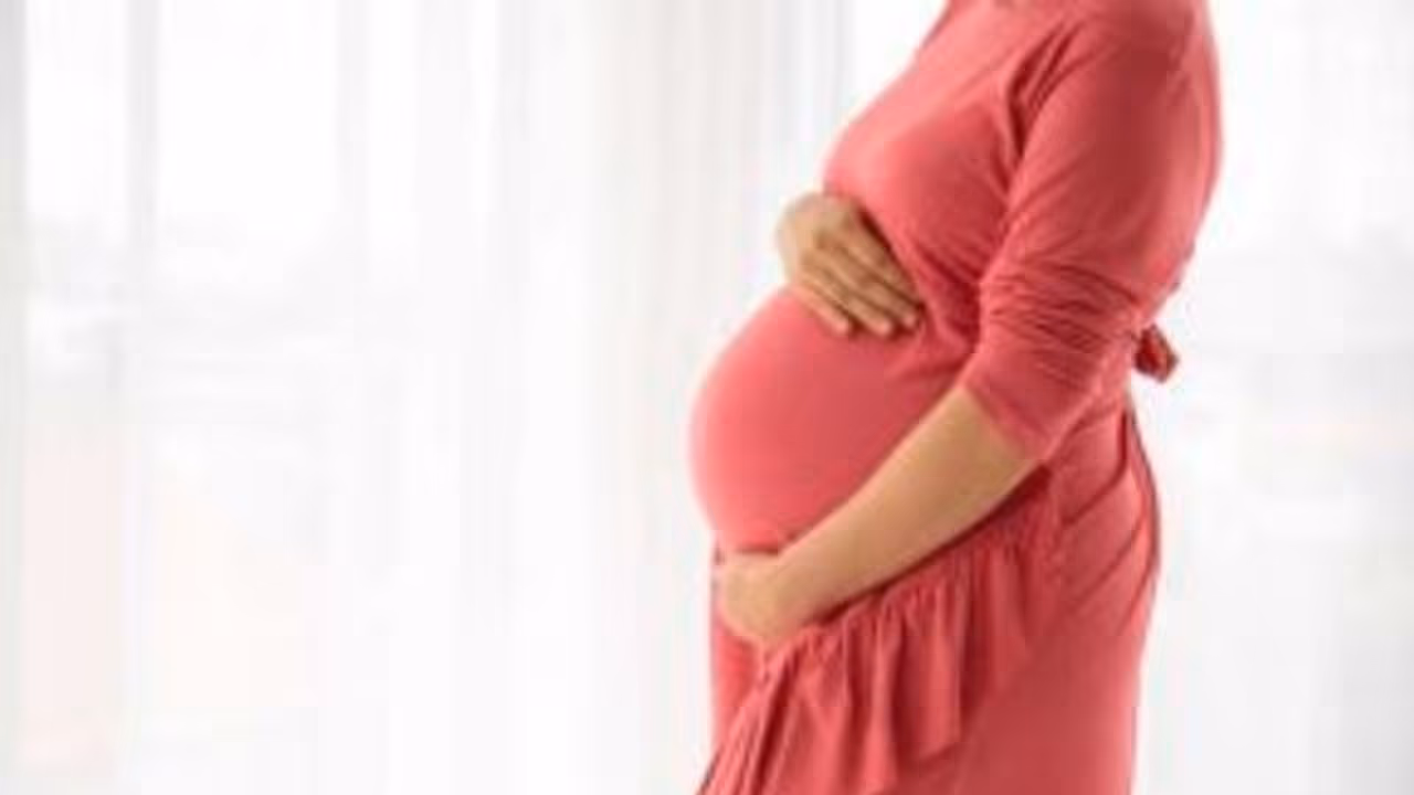 కడుపుతో ఉన్న భార్యను కదిలే రైలులో నుంచి తోసేసిన భర్త కడుపుతో ఉన్న భార్యను కదిలే రైలులో నుంచి తోసేసిన భర్త