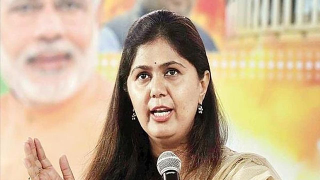 रैली के दौरान बेहोश होकर नीचे गिरी यह भाजपा नेता, चचेरे भाई के खिलाफ लड़ रही हैं चुनाव रैली के दौरान बेहोश होकर नीचे गिरी यह भाजपा नेता, चचेरे भाई के खिलाफ लड़ रही हैं चुनाव