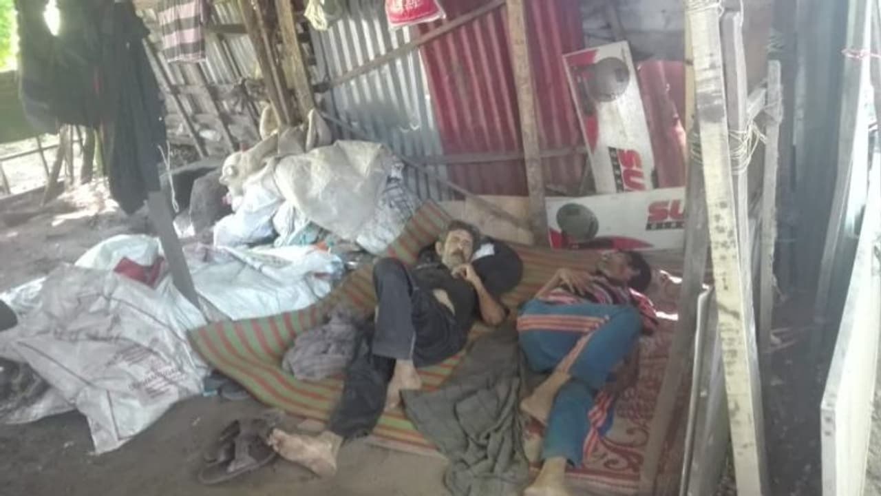 മാനസികനില തെറ്റിയ മകനേയും ചേര്ത്ത് പിടിച്ച് ഔറങ്കാബാദുകാരനായ ഹബീബ് പറയുന്നു 'ഇതാണെന്റെ നാട്' മാനസികനില തെറ്റിയ മകനേയും ചേര്ത്ത് പിടിച്ച് ഔറങ്കാബാദുകാരനായ ഹബീബ് പറയുന്നു 'ഇതാണെന്റെ നാട്'