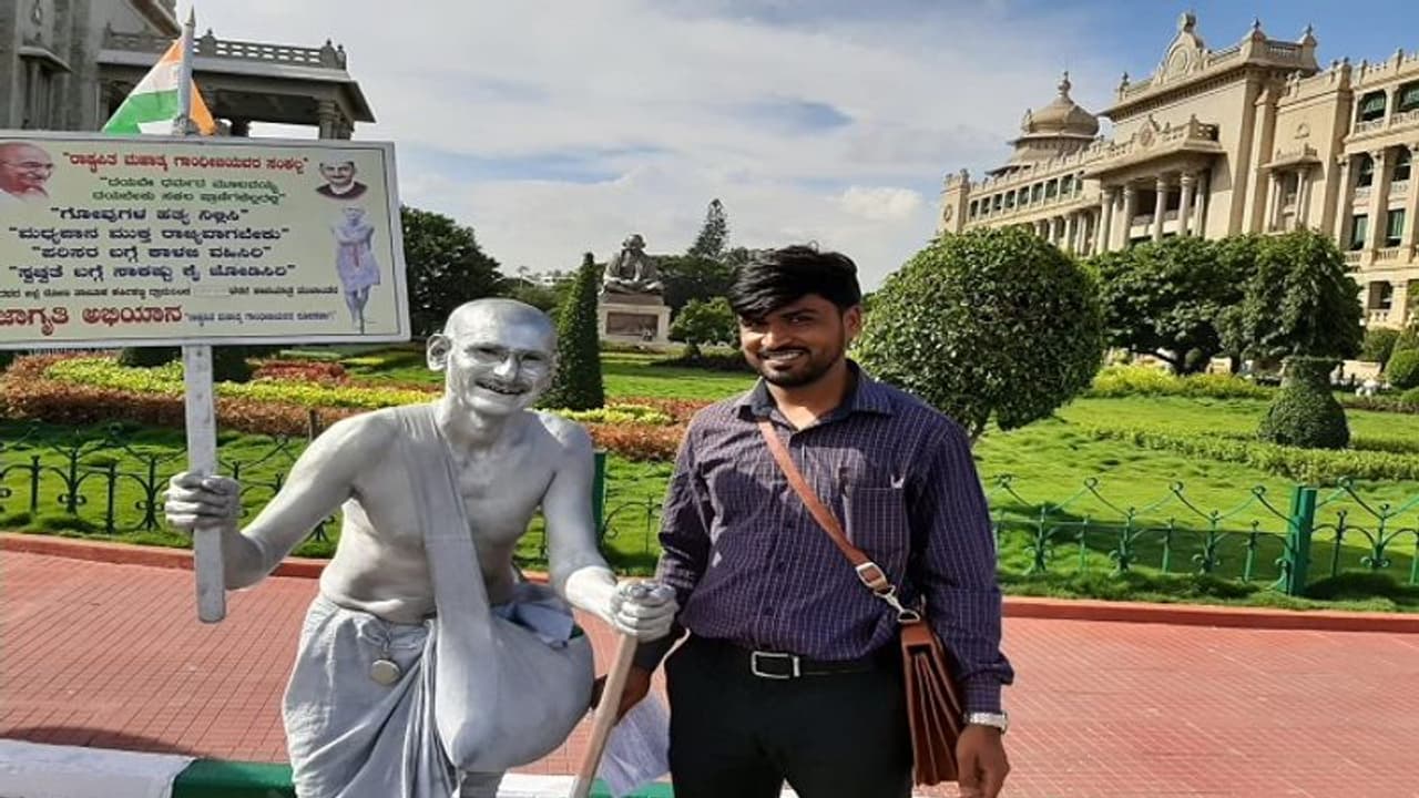 ಮುಂಡರಗಿ: ಗಾಂಧಿ ವೇಷ ತೊಟ್ಟು ಜಾಗೃತಿ ಯಾತ್ರೆ ಮುಂಡರಗಿ: ಗಾಂಧಿ ವೇಷ ತೊಟ್ಟು ಜಾಗೃತಿ ಯಾತ್ರೆ