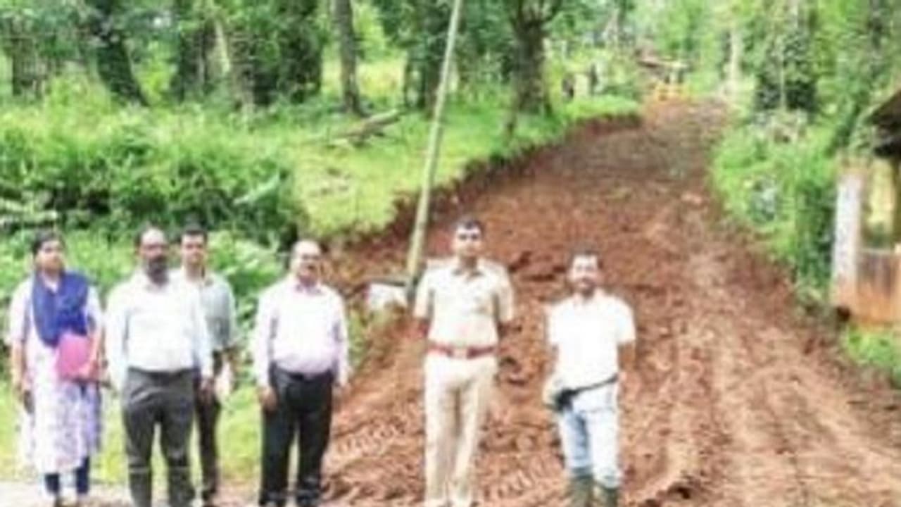 ಒತ್ತುವರಿಗೊಂಡ ಜಾಗ ತೆರವುಗೊಳಿಸಿ ರಸ್ತೆ ನಿರ್ಮಿಸಿದ ತಹಸೀಲ್ದಾರ್..! ಒತ್ತುವರಿಗೊಂಡ ಜಾಗ ತೆರವುಗೊಳಿಸಿ ರಸ್ತೆ ನಿರ್ಮಿಸಿದ ತಹಸೀಲ್ದಾರ್..!