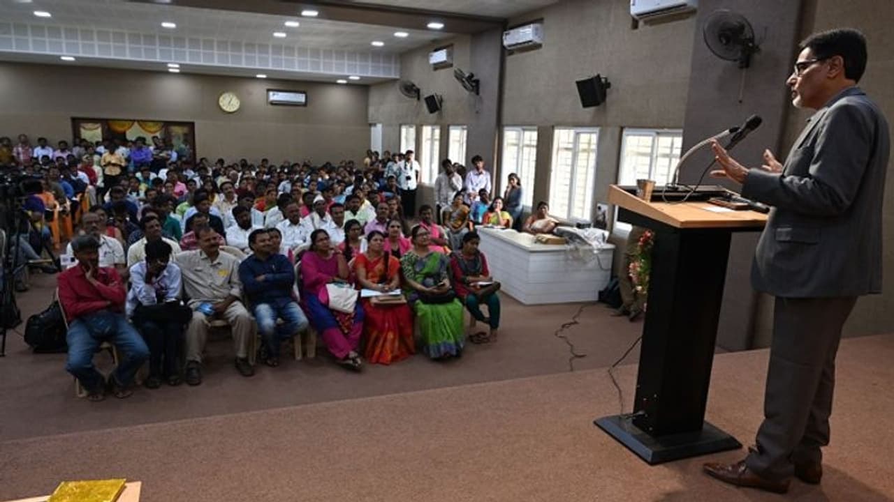 ಕ್ಷಣ ಕ್ಷಣಕ್ಕೂ ಬೆರಗುಗೊಳಿಸುವ ಮಾಧ್ಯಮವೇ ನವಮಾಧ್ಯಮ: ಶ್ಯಾಮಸುಂದರ ಕ್ಷಣ ಕ್ಷಣಕ್ಕೂ ಬೆರಗುಗೊಳಿಸುವ ಮಾಧ್ಯಮವೇ ನವಮಾಧ್ಯಮ: ಶ್ಯಾಮಸುಂದರ