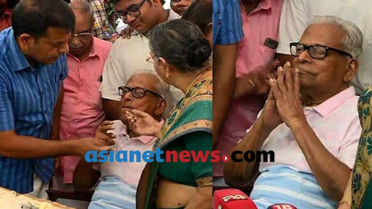 വിഎസിന് ലളിതമായ പിറന്നാളാഘോഷം; മധുരം നല്കി ഭാര്യ, ആശംസകളുമായി പ്രവര്ത്തകര് വിഎസിന് ലളിതമായ പിറന്നാളാഘോഷം; മധുരം നല്കി ഭാര്യ, ആശംസകളുമായി പ്രവര്ത്തകര്