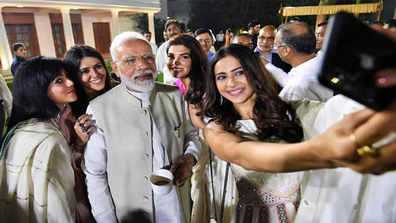 మోడీని చుట్టుముట్టిన అందాల భామలు.. వైరల్ అవుతున్న ఫొటోస్! మోడీని చుట్టుముట్టిన అందాల భామలు.. వైరల్ అవుతున్న ఫొటోస్!