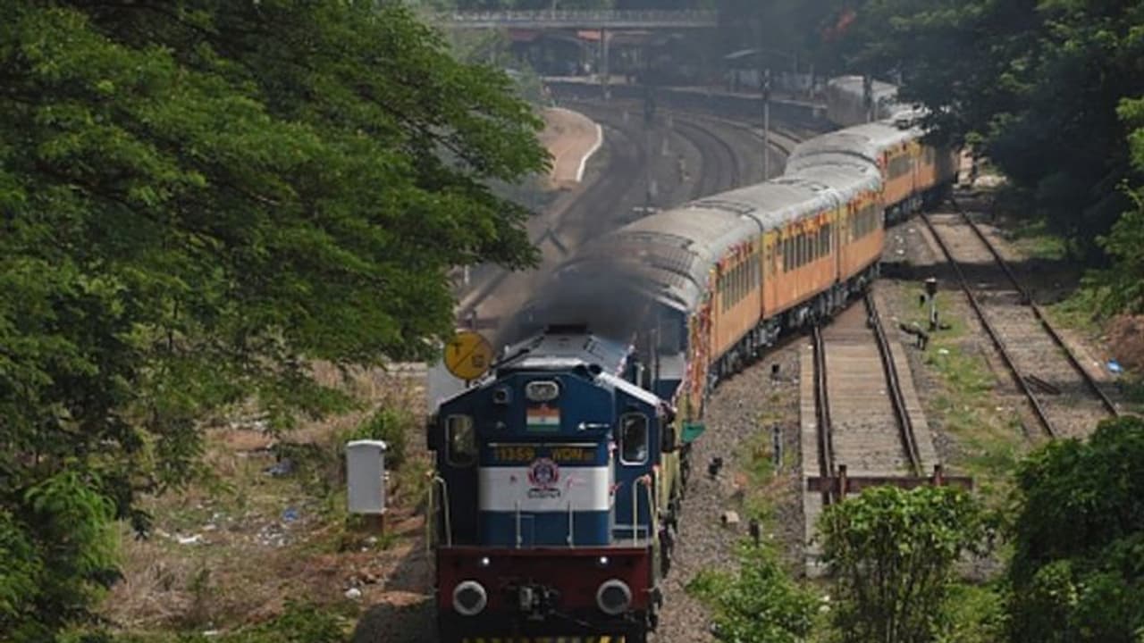 অবাক কাণ্ড, ভারতে দেরিতে ট্রেন এল বলে ক্ষতিপূরণ পাচ্ছে যাত্রীরা অবাক কাণ্ড, ভারতে দেরিতে ট্রেন এল বলে ক্ষতিপূরণ পাচ্ছে যাত্রীরা