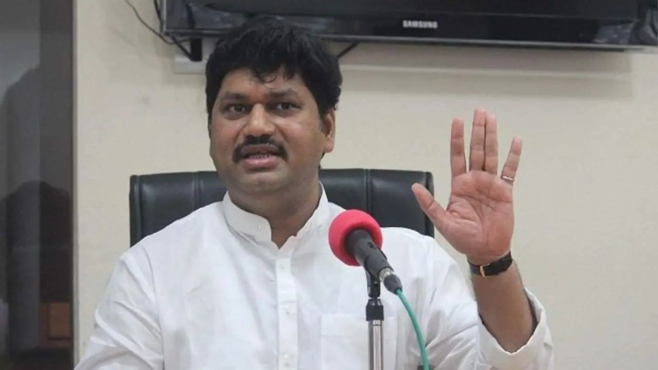 इधर चचेरी बहन को चुनाव में हराया उधर बैंक ने जब्त कर लिया है फ्लैट, जानें कौन है ये विधायक
