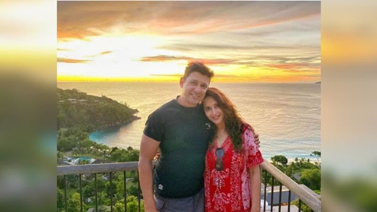 সুইমিং পুলে উষ্ণ আদরে মেতেছেন ধক ধক গার্ল, মুহূর্তে ভাইরাল ছবি