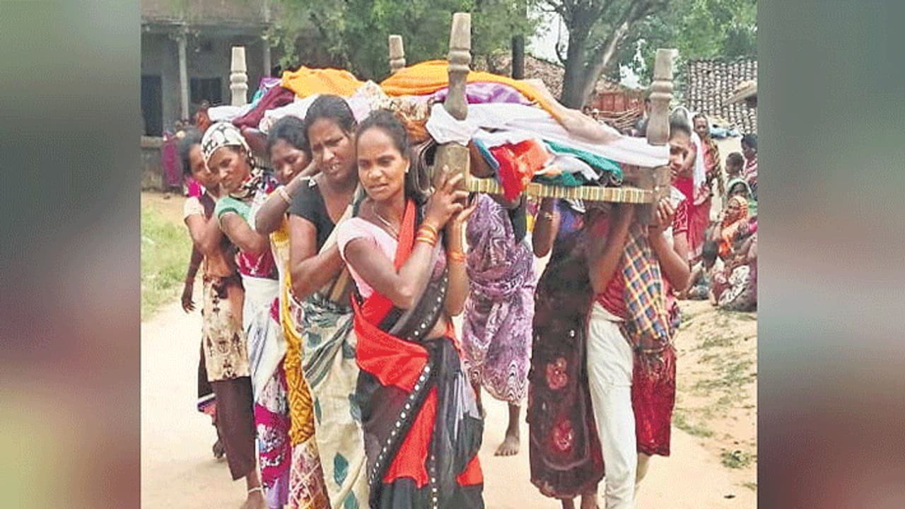 एक लाश को मर्दों ने कंधा देने से किया इनकार, बोले हमारे छूते ही भूत बन जाएगी वो... एक लाश को मर्दों ने कंधा देने से किया इनकार, बोले हमारे छूते ही भूत बन जाएगी वो...