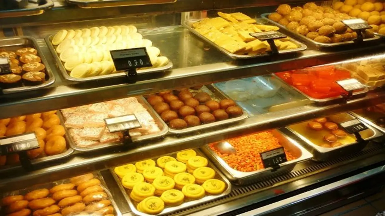 त्योहारों के मौसम में रहें संभल कर, मिलावटी मिठाइयों से करें परहेज त्योहारों के मौसम में रहें संभल कर, मिलावटी मिठाइयों से करें परहेज