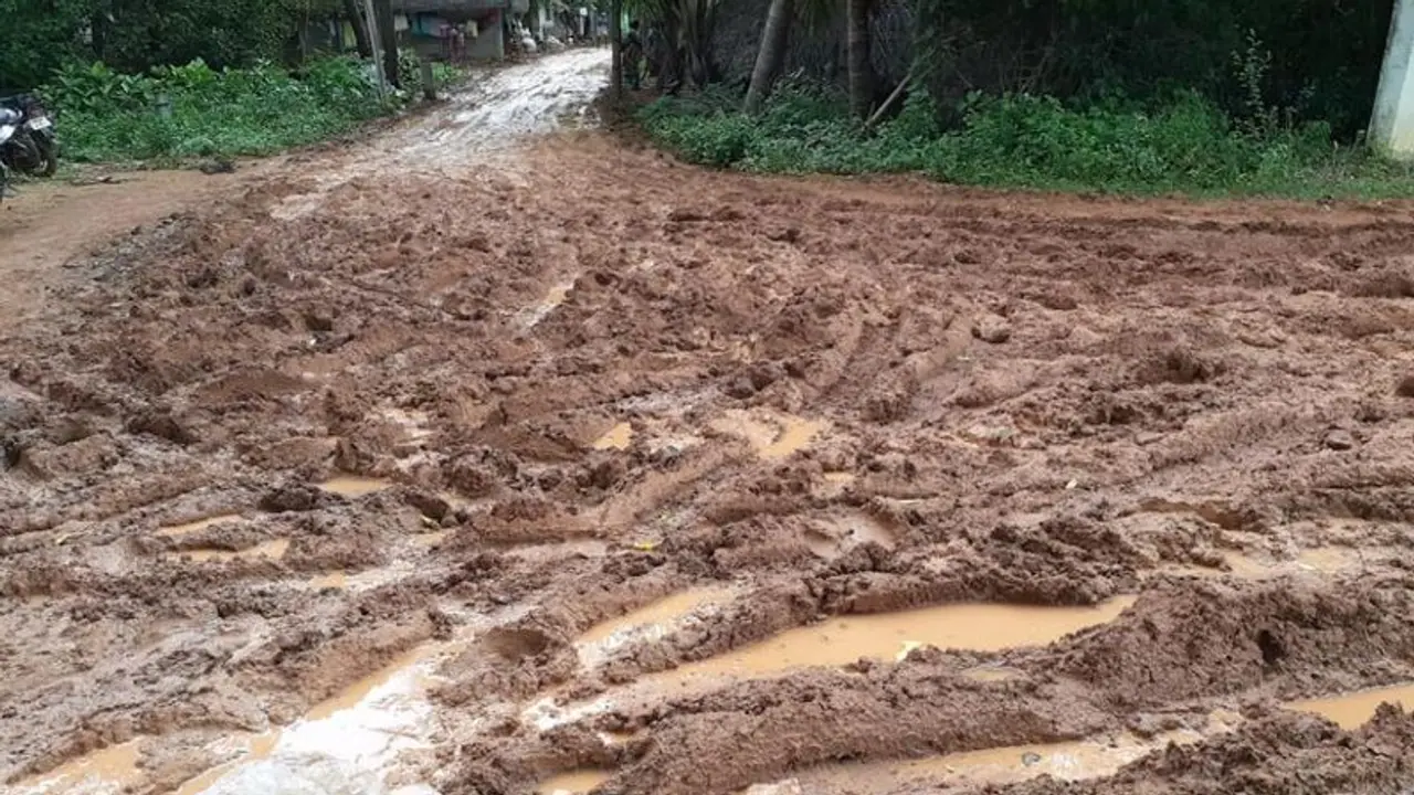 ಸಿರವಾರ: ನೆನೆಗುದಿಗೆ ಬಿದ್ದ ರಸ್ತೆ ಕಾಮಗಾರಿ, ಗ್ರಾಮಸ್ಥರ ಪರದಾಟ