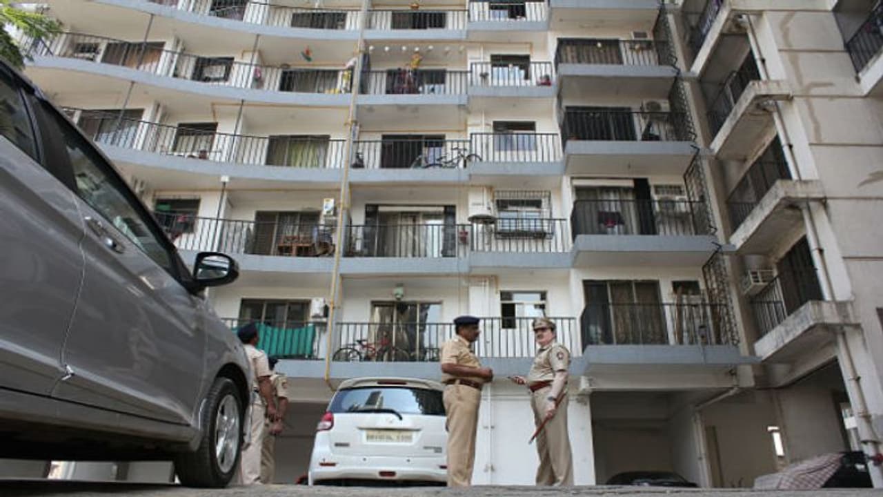 মায়ের বিরুদ্ধে অত্যাচারের অভিযোগ, বহুতল থেকে মরণঝাঁপ স্কুলছাত্রীর মায়ের বিরুদ্ধে অত্যাচারের অভিযোগ, বহুতল থেকে মরণঝাঁপ স্কুলছাত্রীর