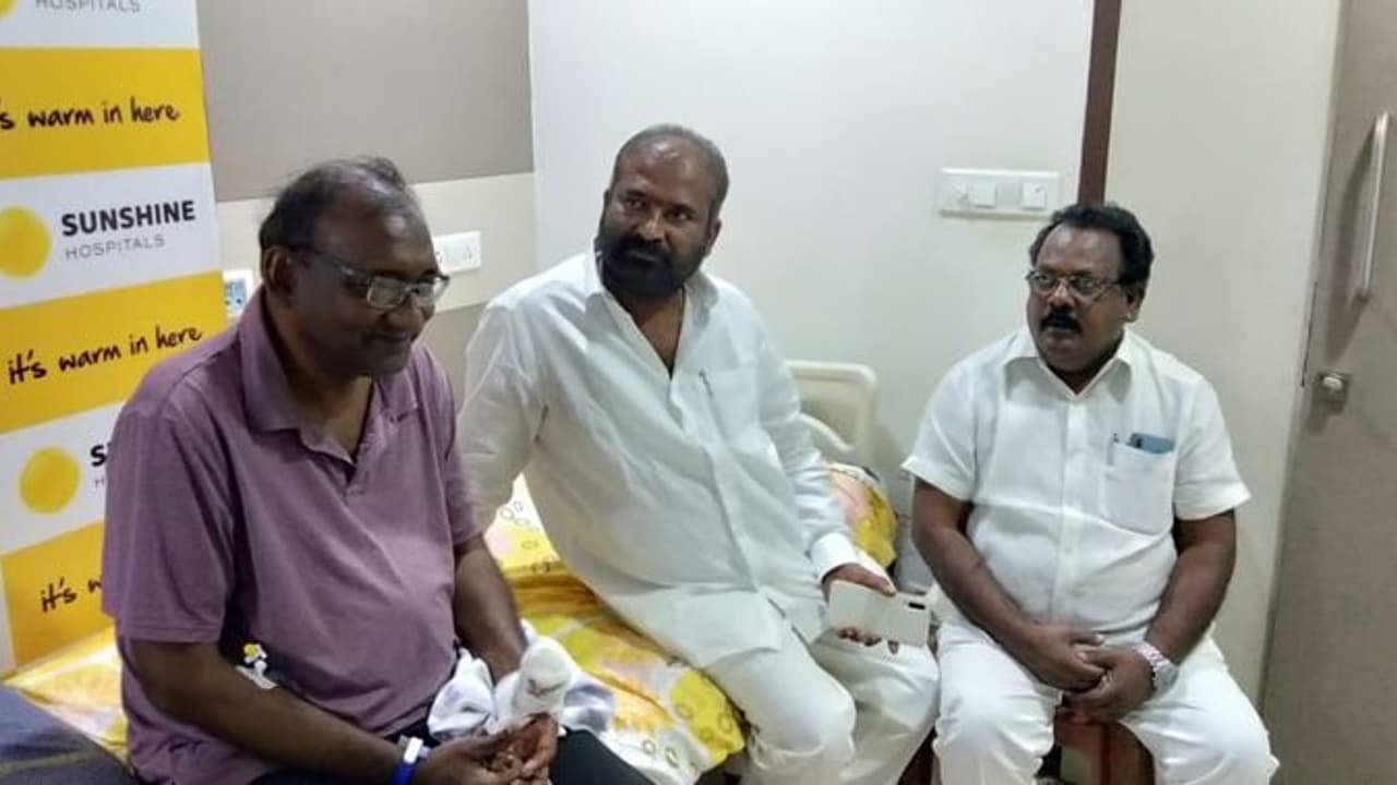 #RTC strike పంతం నెగ్గించుకున్న పోలీసులు: అశ్వత్థామరెడ్డి దీక్ష భగ్నం, అరెస్ట్