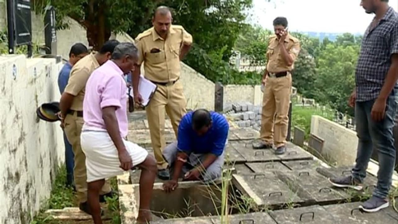 വട്ടിയൂർക്കാവിൽ പള്ളി സെമിത്തേരിയിലെ കല്ലറകൾ തകർത്ത നിലയിൽ വട്ടിയൂർക്കാവിൽ പള്ളി സെമിത്തേരിയിലെ കല്ലറകൾ തകർത്ത നിലയിൽ