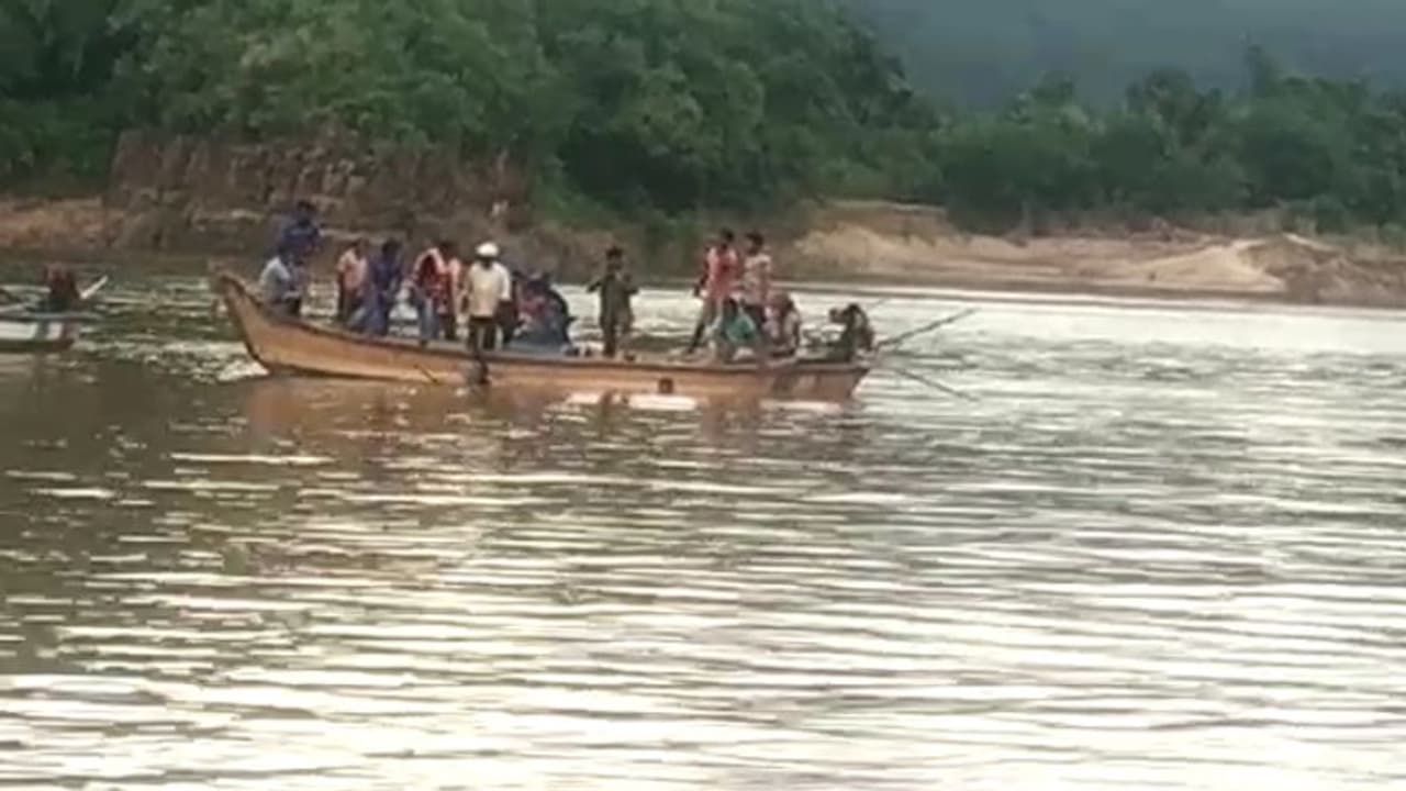 గోదావరిలో మునిగిన పడవ: సురక్షితంగా బయటపడ్డ కార్మికులు గోదావరిలో మునిగిన పడవ: సురక్షితంగా బయటపడ్డ కార్మికులు