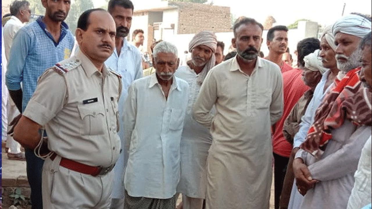 आधी रात को नींद से उठा पिता और दो जवान बेटियों को मार दी गोली, इसके बाद भी नहीं रुका वो... आधी रात को नींद से उठा पिता और दो जवान बेटियों को मार दी गोली, इसके बाद भी नहीं रुका वो...