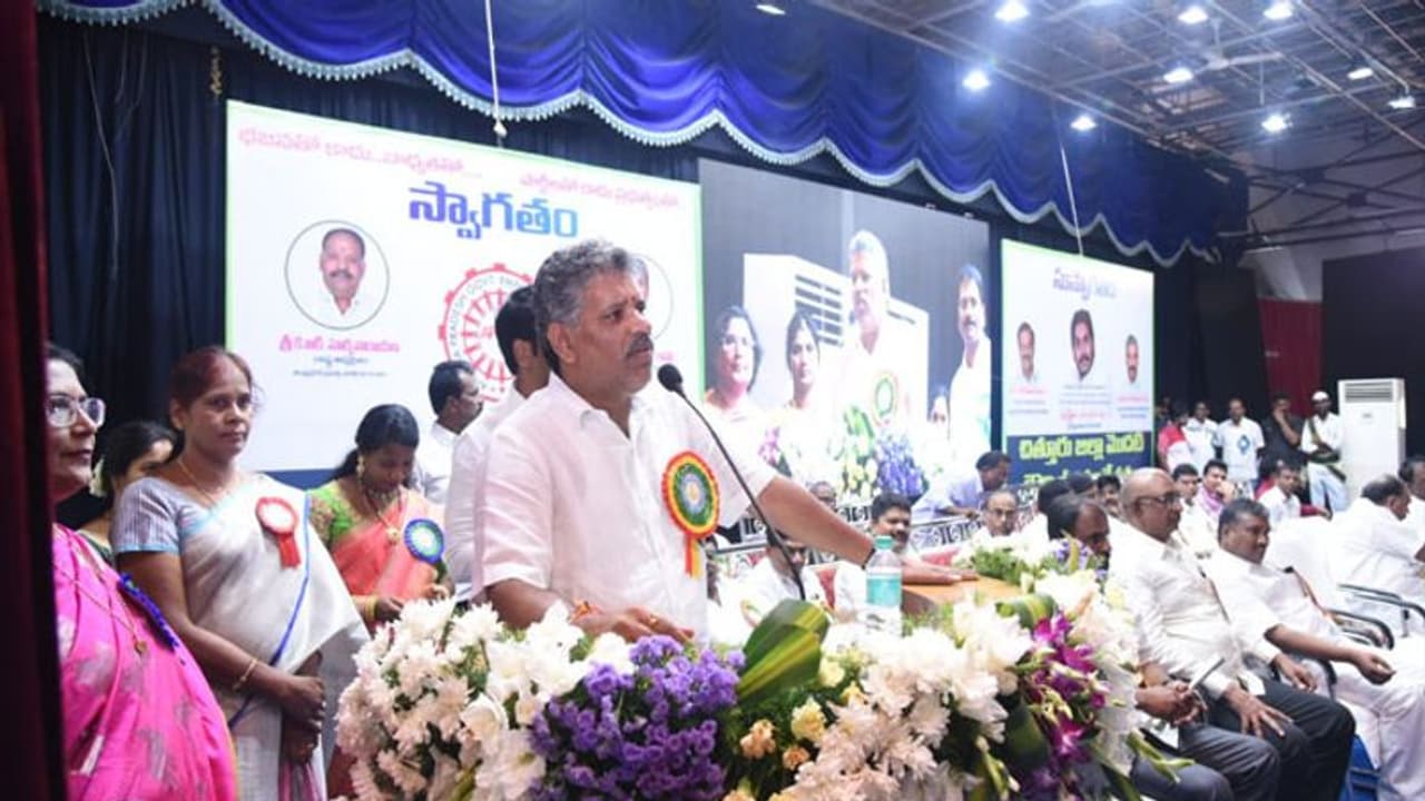 జనవరిలో భారీగా నోటిఫికేషన్లు: చెవిరెడ్డి భాస్కర్ రెడ్డి జనవరిలో భారీగా నోటిఫికేషన్లు: చెవిరెడ్డి భాస్కర్ రెడ్డి