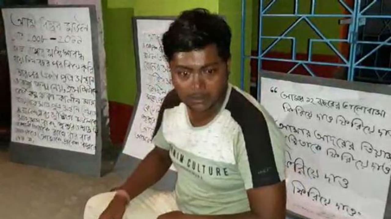 স্ত্রী ছেলেকে ফেরাতে ধর্নায় জামাই, পিছনের দরজা দিয়ে পালাল শ্বশুরবাড়ির সদস্যরা স্ত্রী ছেলেকে ফেরাতে ধর্নায় জামাই, পিছনের দরজা দিয়ে পালাল শ্বশুরবাড়ির সদস্যরা