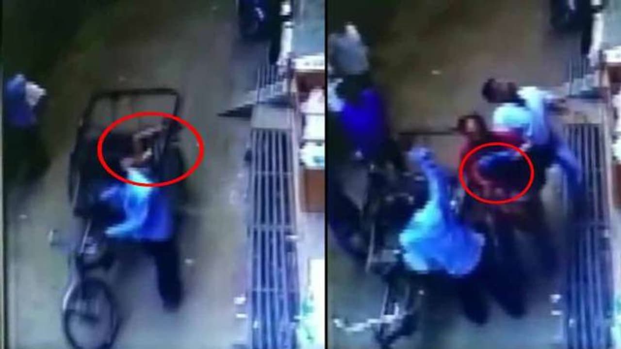 Miracle : బిల్డింగ్పై నుంచి జారీ.. రోడ్డుపై రిక్షాలో పడ్డ చిన్నారి Miracle : బిల్డింగ్పై నుంచి జారీ.. రోడ్డుపై రిక్షాలో పడ్డ చిన్నారి