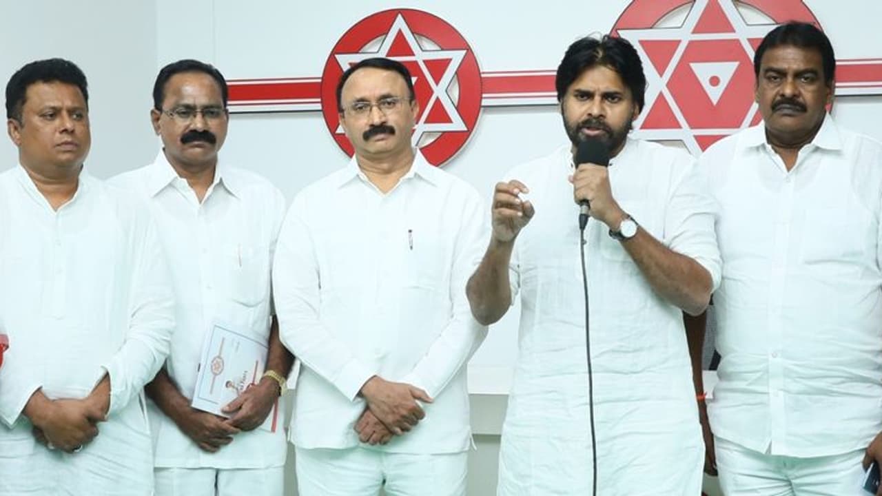 ఇసుక సంక్షోభంపై పవన్ లాంగ్ మార్చ్: ముప్పేటదాడికి దిగిన వైసీపీ ఇసుక సంక్షోభంపై పవన్ లాంగ్ మార్చ్: ముప్పేటదాడికి దిగిన వైసీపీ