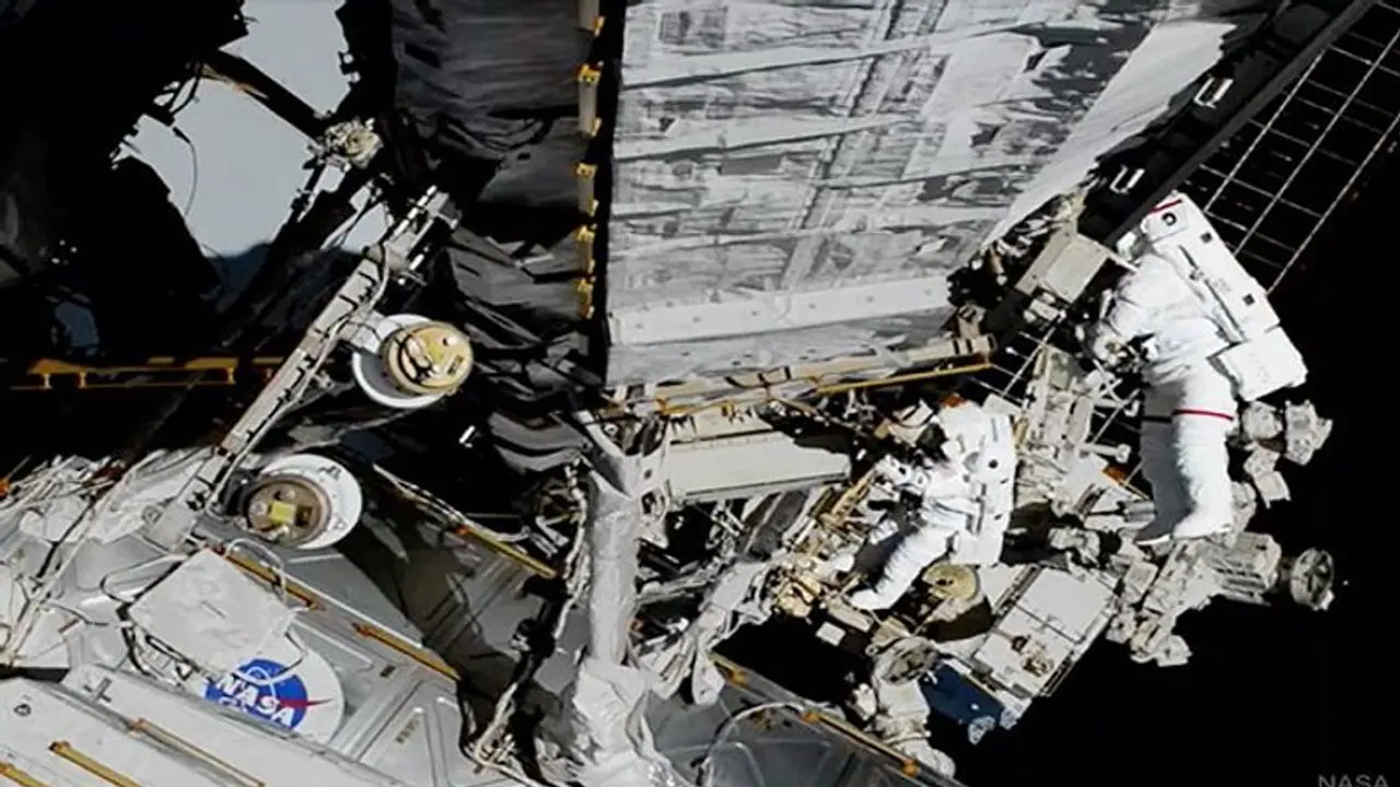 ಇನ್ನು ಲೇಟ್ ಆಗತ್ತೆ ಮನೆಯಲ್ಲಿ ಅಡಿಗೆ: ಆಧುನಿಕ ಮಹಿಳೆ ಮಾಡ್ತಿದ್ದಾಳೆ ಬಾಹ್ಯಾಕಾಶ ನಡಿಗೆ! ಇನ್ನು ಲೇಟ್ ಆಗತ್ತೆ ಮನೆಯಲ್ಲಿ ಅಡಿಗೆ: ಆಧುನಿಕ ಮಹಿಳೆ ಮಾಡ್ತಿದ್ದಾಳೆ ಬಾಹ್ಯಾಕಾಶ ನಡಿಗೆ!