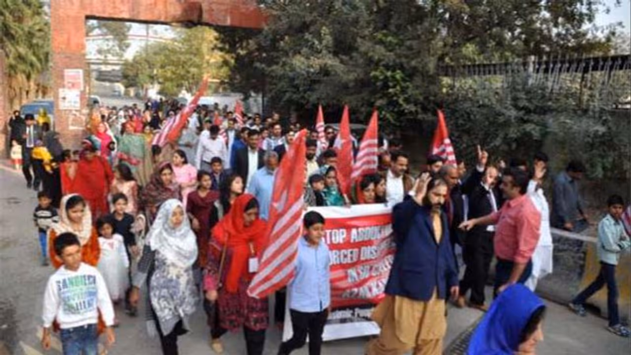 कश्मीर में लोगों ने फूंका पाक का पुतला, बोले पाकिस्तान को सबक सिखाएं मोदी कश्मीर में लोगों ने फूंका पाक का पुतला, बोले पाकिस्तान को सबक सिखाएं मोदी