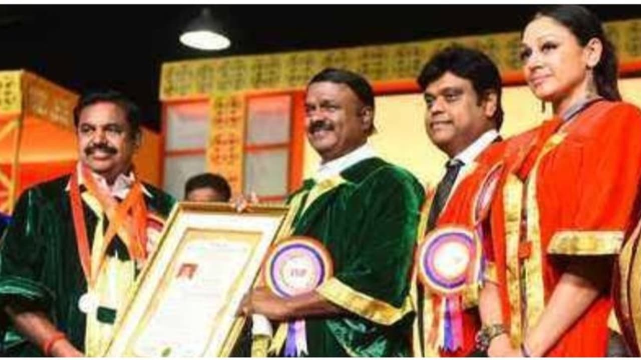 இனி முதல்வர் டாக்டர் எடப்பாடி பழனிச்சாமி... டாக்டர் பட்டத்தால் பொறுப்பு கூடிவிட்டதாக முதல்வர் மகிழ்ச்சி! இனி முதல்வர் டாக்டர் எடப்பாடி பழனிச்சாமி... டாக்டர் பட்டத்தால் பொறுப்பு கூடிவிட்டதாக முதல்வர் மகிழ்ச்சி!