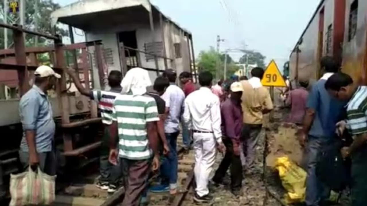 বীরভূমের রাজগ্রামে ইঞ্জিন ছাড়াই ছুটল পাথর বোঝাই মালগাড়ি বীরভূমের রাজগ্রামে ইঞ্জিন ছাড়াই ছুটল পাথর বোঝাই মালগাড়ি