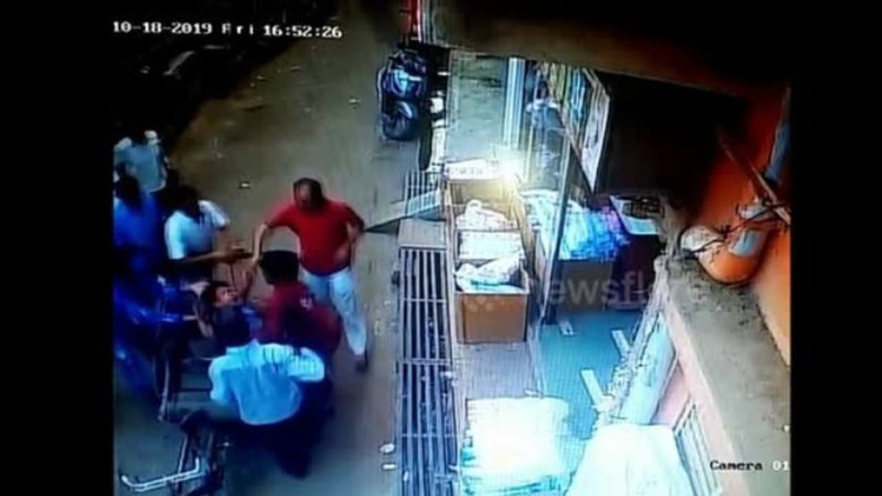 35 അടി ഉയരത്തില് നിന്ന് കാല്വഴുതി മൂന്ന് വയസ്സുകാരൻ താഴെ വീണു; രക്ഷിച്ചത് സൈക്കിള് റിക്ഷ 35 അടി ഉയരത്തില് നിന്ന് കാല്വഴുതി മൂന്ന് വയസ്സുകാരൻ താഴെ വീണു; രക്ഷിച്ചത് സൈക്കിള് റിക്ഷ