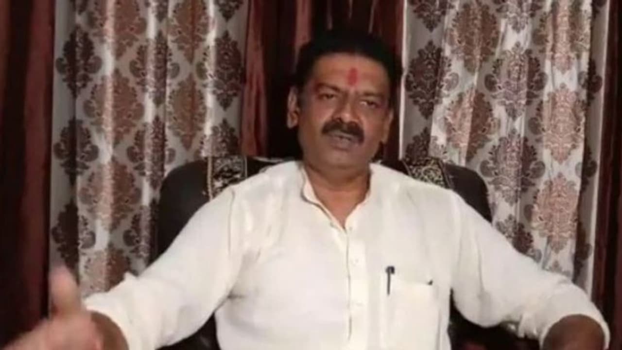 'അയോധ്യാ വിധി വരാനുണ്ട്, ദീപാവലിക്ക് സ്വര്ണത്തിന് പകരം ആയുധങ്ങള് വാങ്ങൂ, ആവശ്യം വരും': ബിജെപി നേതാവ് 'അയോധ്യാ വിധി വരാനുണ്ട്, ദീപാവലിക്ക് സ്വര്ണത്തിന് പകരം ആയുധങ്ങള് വാങ്ങൂ, ആവശ്യം വരും': ബിജെപി നേതാവ്