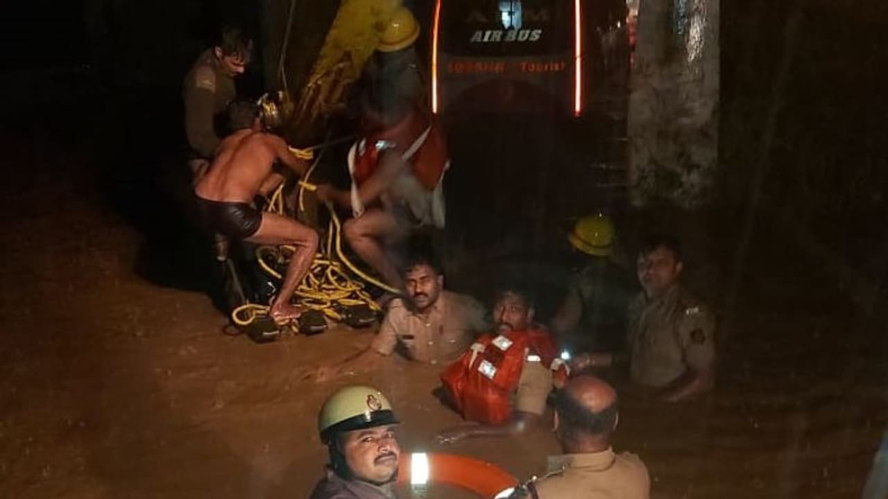 ಭಾರೀ ಮಳೆ: ಹಾವೇರಿ ಬಳಿ ನೀರಿನಲ್ಲಿ ಮುಳುಗಿದ ಖಾಸಗಿ ಬಸ್ ಭಾರೀ ಮಳೆ: ಹಾವೇರಿ ಬಳಿ ನೀರಿನಲ್ಲಿ ಮುಳುಗಿದ ಖಾಸಗಿ ಬಸ್