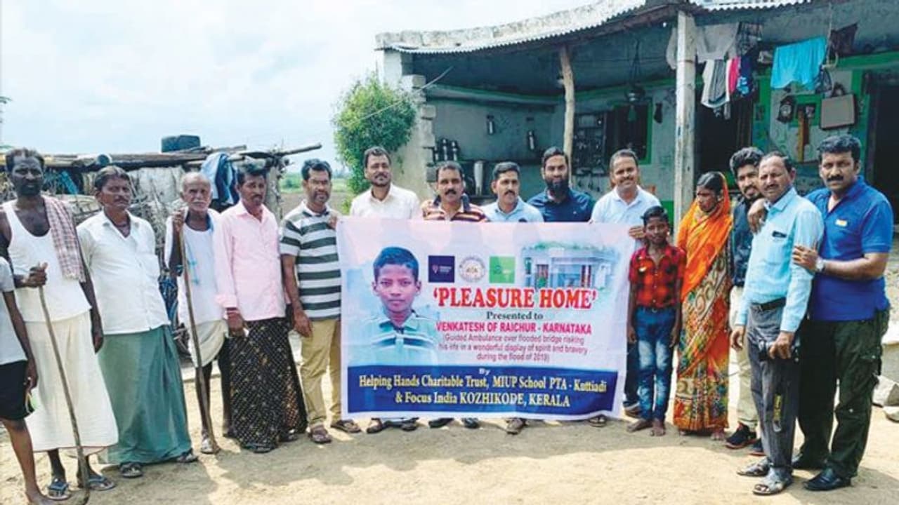 ನೆರೆ ವೇಳೆ ಆ್ಯಂಬುಲೆನ್ಸ್‌ಗೆ ದಾರಿ ತೋರಿದ್ದ ಬಾಲಕಗೆ ಖುಲಾಯಿಸಿದ ಭರ್ಜರಿ ಅದೃಷ್ಟ!