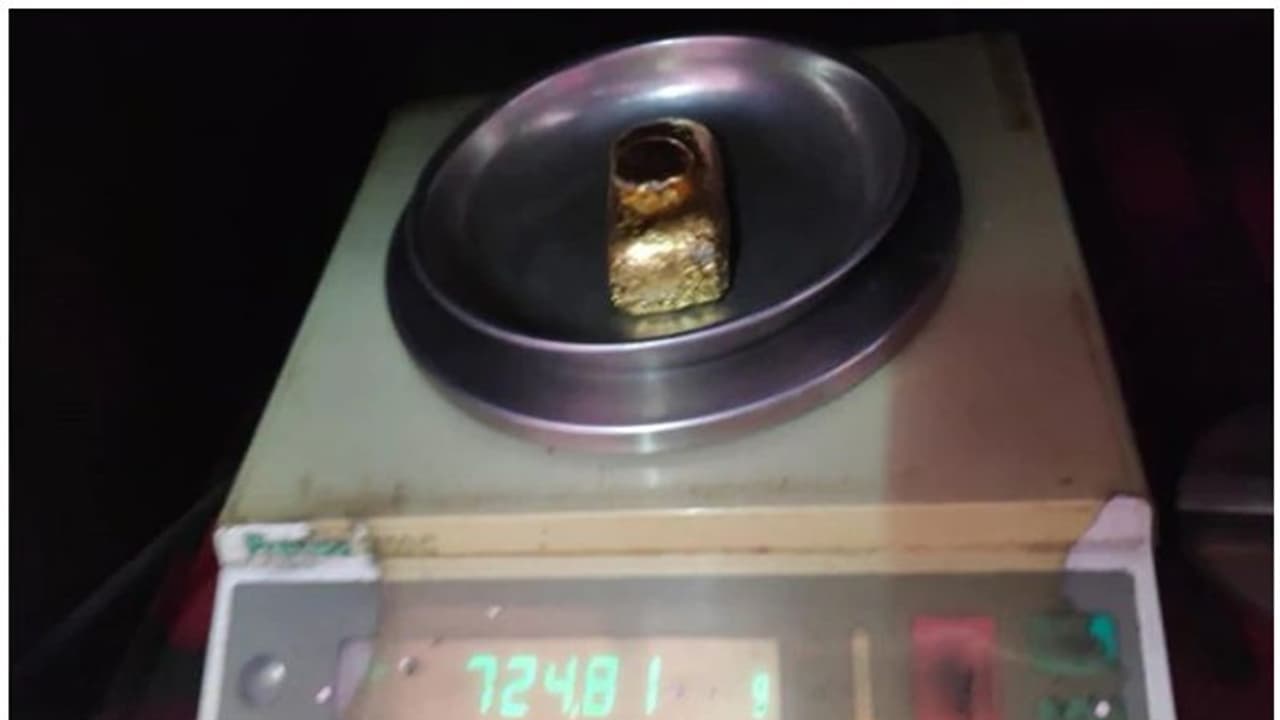 27 ലക്ഷം രൂപയുടെ സ്വര്ണം പേസ്റ്റ് രൂപത്തിലാക്കി മലദ്വാരത്തില് ഒളിപ്പിച്ച് കടത്താന് ശ്രമിച്ചു; യാത്രക്കാരന് പിടിയില് 27 ലക്ഷം രൂപയുടെ സ്വര്ണം പേസ്റ്റ് രൂപത്തിലാക്കി മലദ്വാരത്തില് ഒളിപ്പിച്ച് കടത്താന് ശ്രമിച്ചു; യാത്രക്കാരന് പിടിയില്