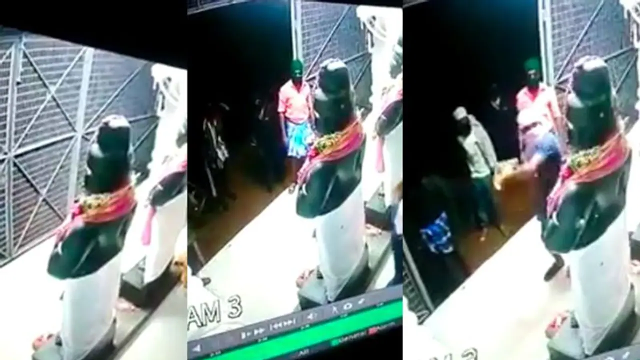 பழமை வாய்ந்த சாமி சிலையை சம்மட்டியால் உடைத்த மர்ம கும்பல்... பொதுமக்கள் மறியல்... போலீஸ் குவிப்பால் பதற்றம்..! பழமை வாய்ந்த சாமி சிலையை சம்மட்டியால் உடைத்த மர்ம கும்பல்... பொதுமக்கள் மறியல்... போலீஸ் குவிப்பால் பதற்றம்..!