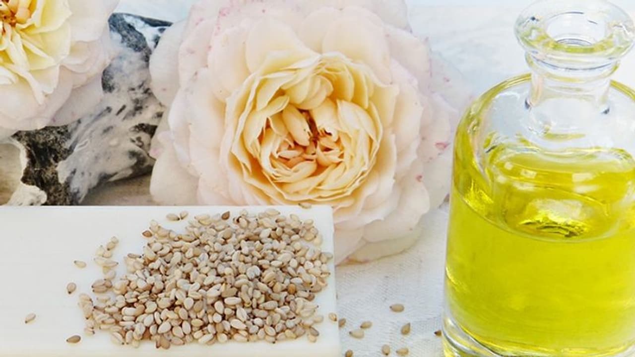 സ്വർണ്ണനിറമുള്ള നല്ലെണ്ണ