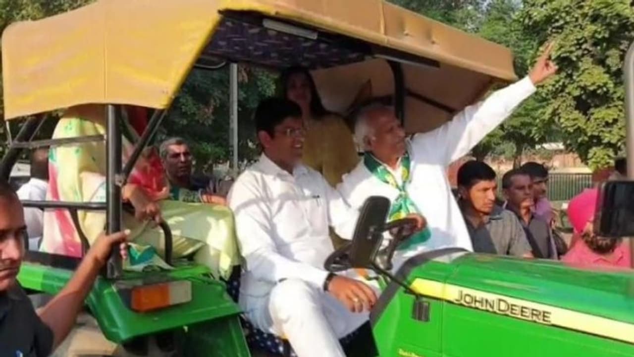 ഹരിയാനയില് പോളിംഗ് ബൂത്തിലേക്ക് സ്ഥാനാര്ത്ഥിയെത്തിയത് ട്രാക്ടറില് ഹരിയാനയില് പോളിംഗ് ബൂത്തിലേക്ക് സ്ഥാനാര്ത്ഥിയെത്തിയത് ട്രാക്ടറില്