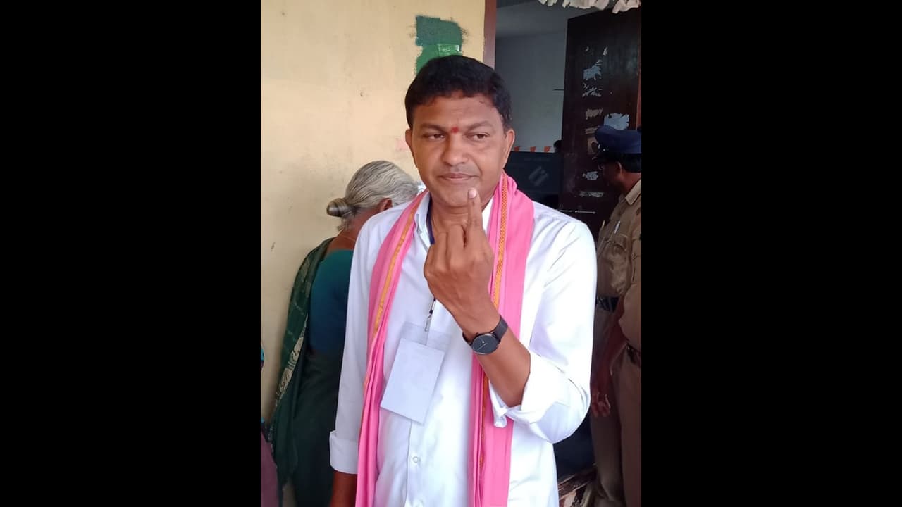 హుజూర్ నగర్ ఉపఎన్నిక: ఓటు వేసిన టీఆర్ఎస్ అభ్యర్థి సైదిరెడ్డి