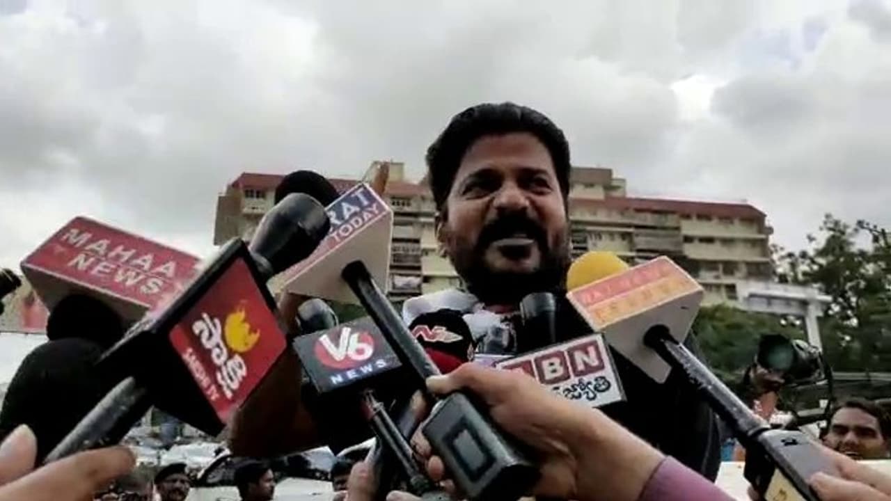 రేవంత్ రెడ్డి జిమ్మిక్కు: భూదందా ఆరోపణలపై చెప్తానని, మధ్యలో అదృశ్యమై... రేవంత్ రెడ్డి జిమ్మిక్కు: భూదందా ఆరోపణలపై చెప్తానని, మధ్యలో అదృశ్యమై...