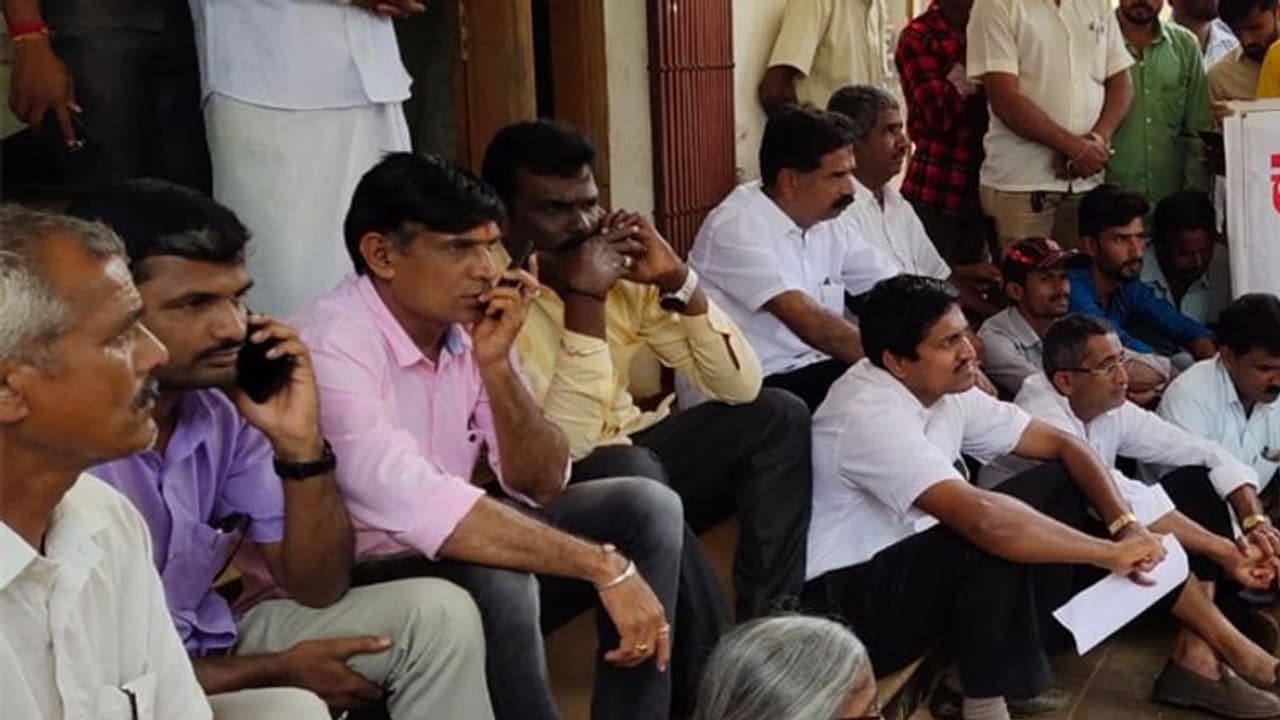 ಶಿವಮೊಗ್ಗದಲ್ಲಿ ಧರಣಿಗೆ ಕುಳಿತ ಶಾಸಕ ಹರತಾಳು ಹಾಲಪ್ಪ ಶಿವಮೊಗ್ಗದಲ್ಲಿ ಧರಣಿಗೆ ಕುಳಿತ ಶಾಸಕ ಹರತಾಳು ಹಾಲಪ್ಪ