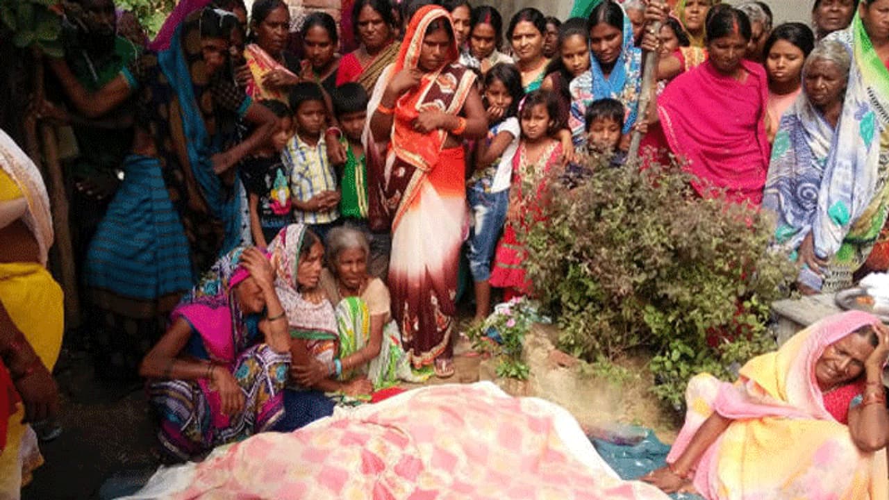 सुबह चाय के वक्त घर में आ गईं तीन लाशें, कोई चीखने लगा तो कई हो गया बेहोश सुबह चाय के वक्त घर में आ गईं तीन लाशें, कोई चीखने लगा तो कई हो गया बेहोश