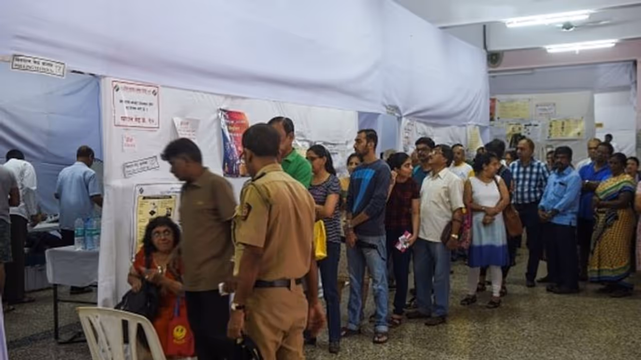 ভোট দানে খরা, দুপুর একটা পর্যন্ত মহারাষ্ট্র ও হরিয়ানায় ভোট পড়ল কত শতাংশ