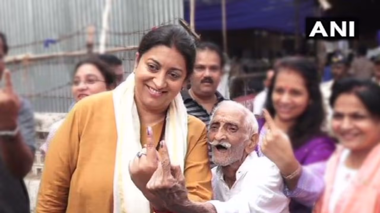 Maharashtra poll: 93 year old casts his vote in Mumbai, leaves Smriti Irani impressed Maharashtra poll: 93 year old casts his vote in Mumbai, leaves Smriti Irani impressed
