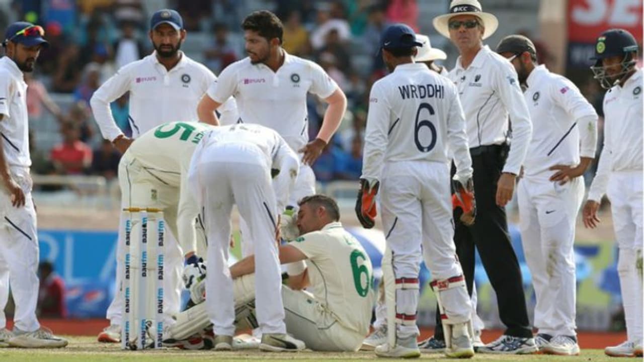 டீன் எல்கருக்கு தலையில் செம அடி.. உமேஷின் பவுலிங்கில் சுருண்ட விழுந்த பரிதாபம் டீன் எல்கருக்கு தலையில் செம அடி.. உமேஷின் பவுலிங்கில் சுருண்ட விழுந்த பரிதாபம்