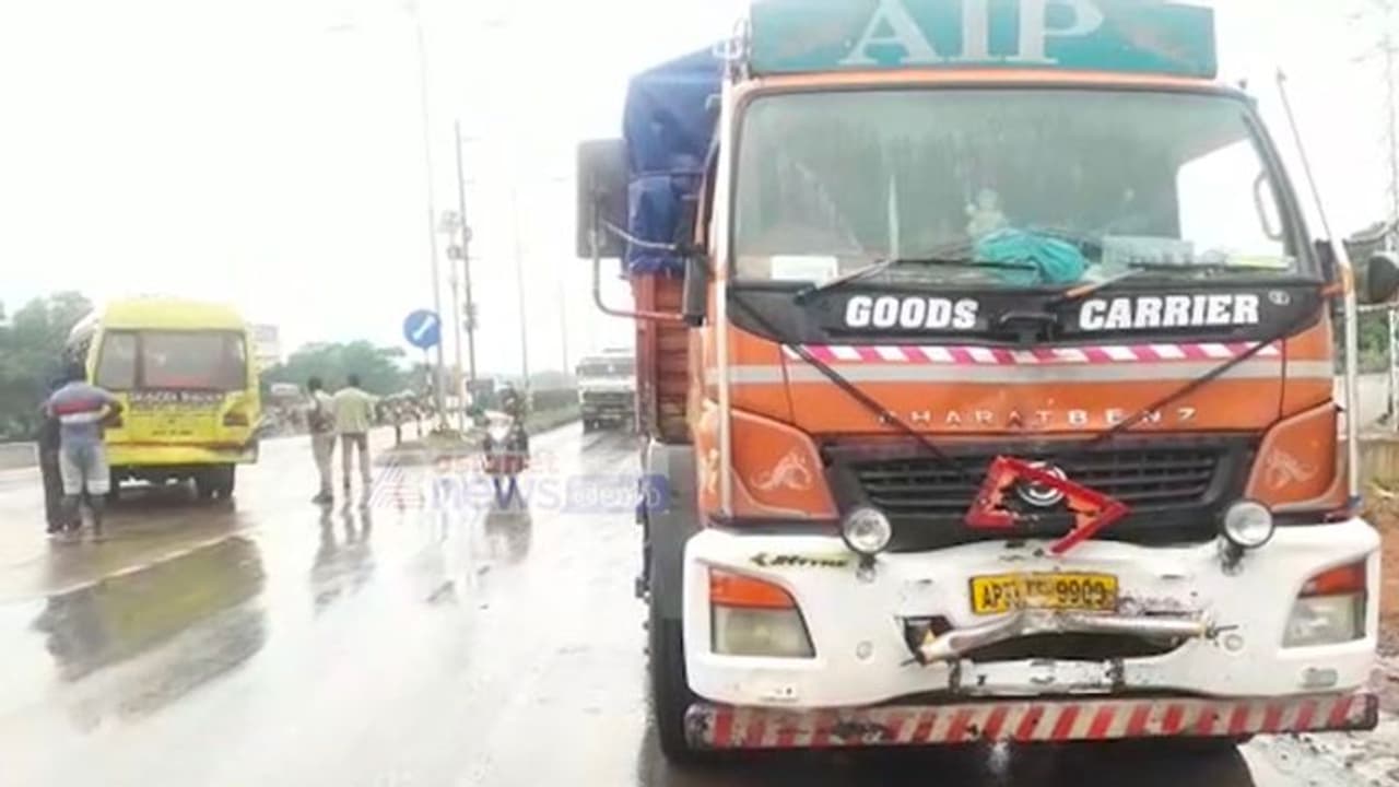 আচমকা দাঁড়িয়ে গেল লরি, বেহুশ চালকের নেই সাড়াশব্দ, আতঙ্ক ছড়ালো রায়গঞ্জে আচমকা দাঁড়িয়ে গেল লরি, বেহুশ চালকের নেই সাড়াশব্দ, আতঙ্ক ছড়ালো রায়গঞ্জে