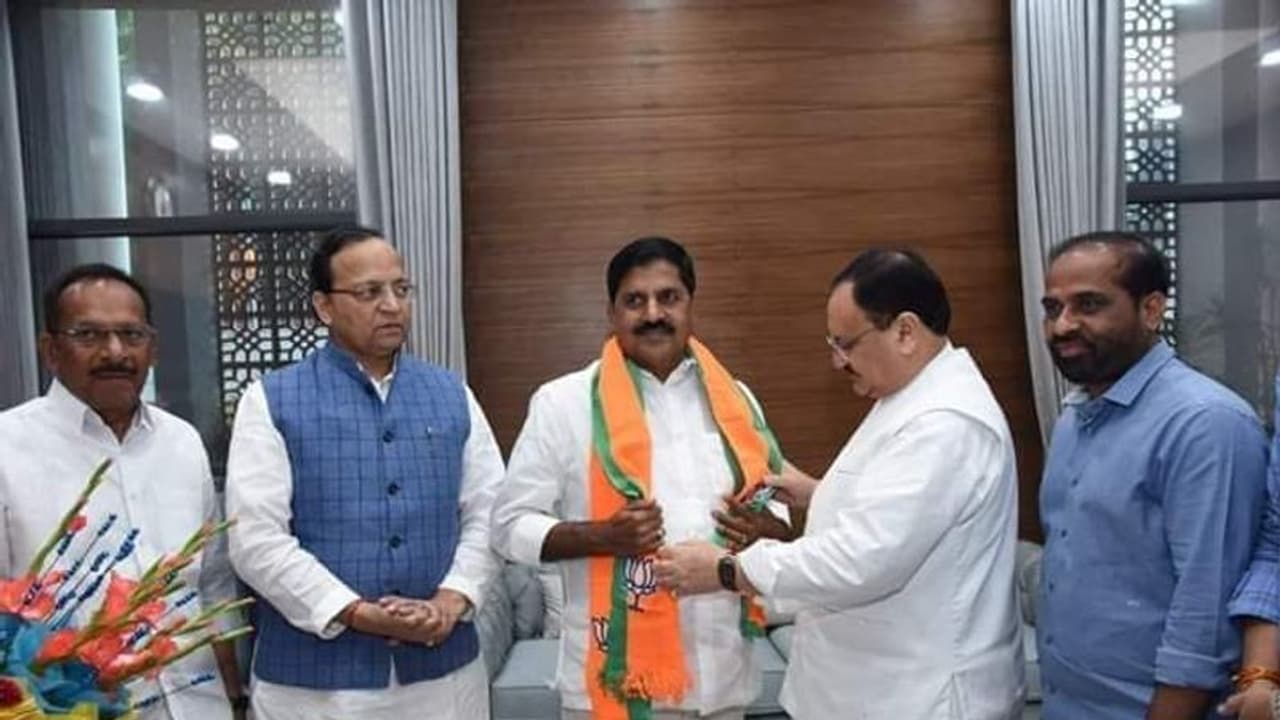 బీజేపీలో చేరిన మాజీమంత్రి ఆదినారాయణ రెడ్డి: జగన్ మెుండి అంటూ తీవ్ర వ్యాఖ్యలు బీజేపీలో చేరిన మాజీమంత్రి ఆదినారాయణ రెడ్డి: జగన్ మెుండి అంటూ తీవ్ర వ్యాఖ్యలు