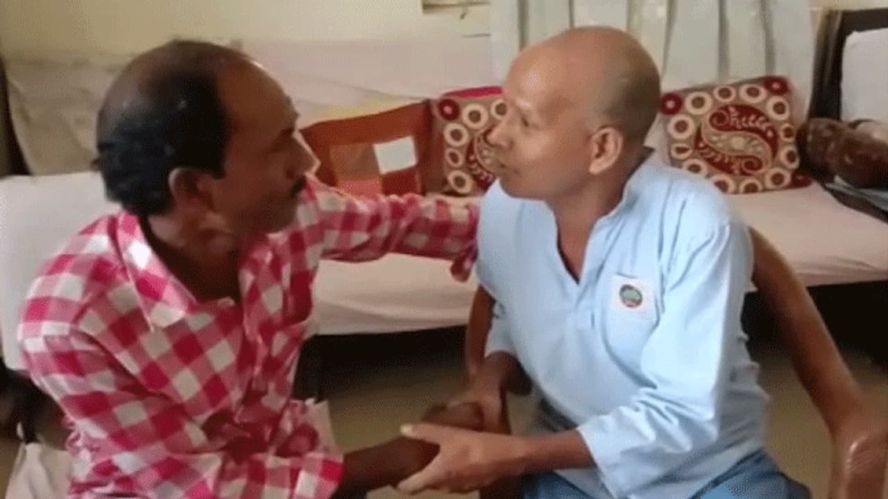 12 साल बाद जब दोनों भाई गले मिले तो हर आंख में थे आंसू, लोगों ने कहा इसको कहते हैं खून का रिश्ता 12 साल बाद जब दोनों भाई गले मिले तो हर आंख में थे आंसू, लोगों ने कहा इसको कहते हैं खून का रिश्ता