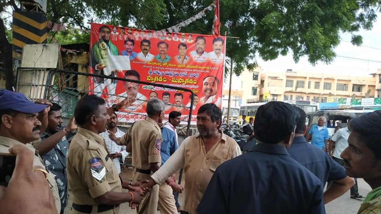 RTC Strike:పెట్రోల్ పోసుకుని ఆర్టిసి డ్రైవర్ ఆత్మహత్యాయత్నం RTC Strike:పెట్రోల్ పోసుకుని ఆర్టిసి డ్రైవర్ ఆత్మహత్యాయత్నం