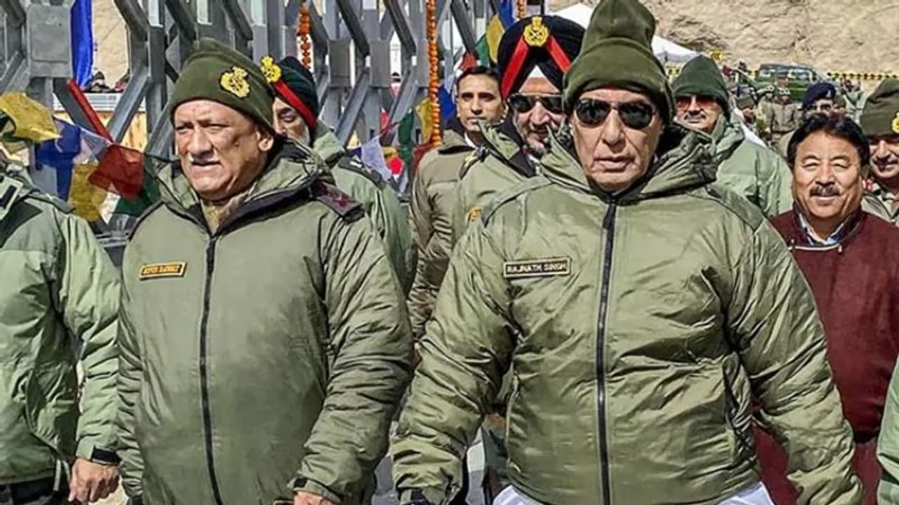 ലോകത്തിലെ ഏറ്റവും ഉയരം കൂടിയ യുദ്ധഭൂമി; സിയാച്ചിന്‍ വിനോദ സഞ്ചാരികള്‍ക്ക് തുറന്നുകൊടുത്ത് പ്രതിരോധമന്ത്രി